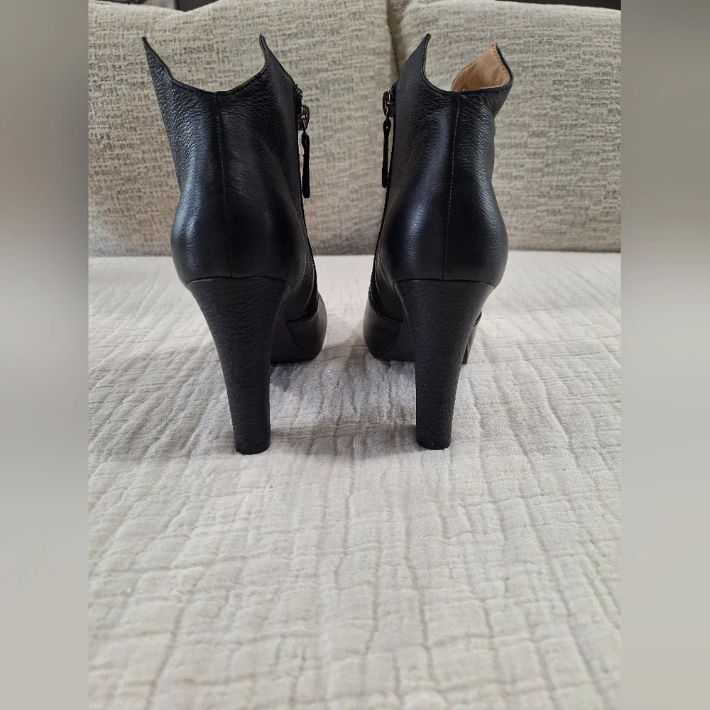Mojo Moxy Black Ankle Booties Leather Side Zipper